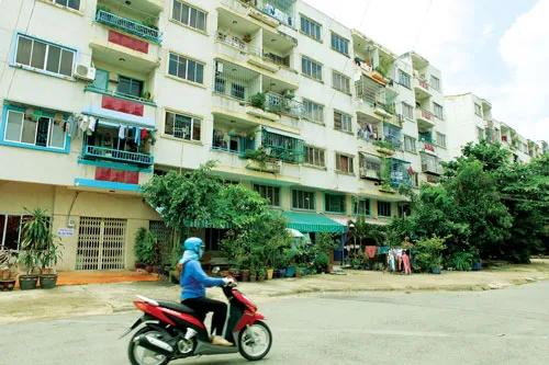 Chung cư Bình Trưng đã nhanh chóng xuống cấp. Ảnh: LÃ ANH